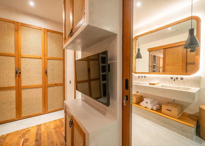 Mango 2 - Amazing 4-bdr In Berawa ! Perfect Location *