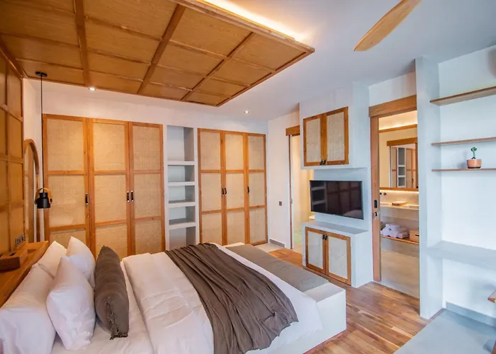 Villa Mango 2 - Amazing 4-bdr In Berawa ! Perfect Location Canggu (Bali)