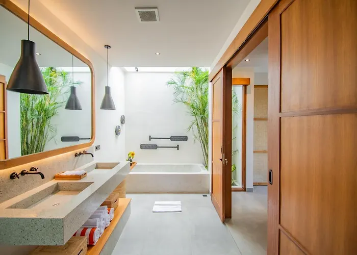 Mango 2 - Amazing 4-bdr In Berawa ! Perfect Location *
